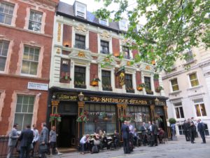 Gegenüber vom "Sherlock Holmes Pub" startet dein Abenteure ins spukende London