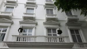 Rechts die gefakten Fenster von 23-24 Leinster Gardens