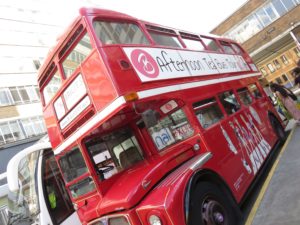 Ein alter Routemaster Bus wurde für die Afternoon Tea Bus Tour umgebaut