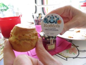 Frische Scones mit clotted cream und Erdbeermarmelade - ganz frisch und so lecker!
