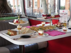 Die eingedeckten Tische im Routemaster Bus auf der B-Bakery Afternoon Tea Bus Tour