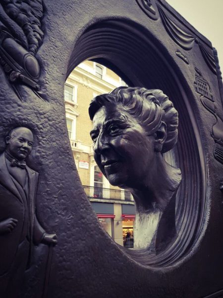 Agatha Christie Denkmal London Leicester Square Ben Twiston-Davies Close Up