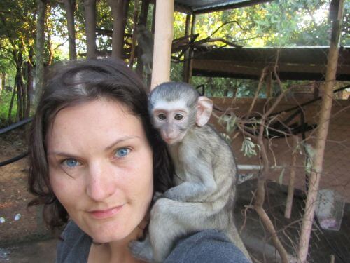Simone von Totally-London während ihrer Zeit als Volontärin bei der Vervet Monkey Foundation in Südafrika