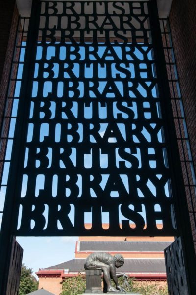 British Library Eingangstor Newton (c) Sam Lane