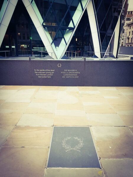 City of London Grab römisches Mädchen The Gherkin Bodenplatte