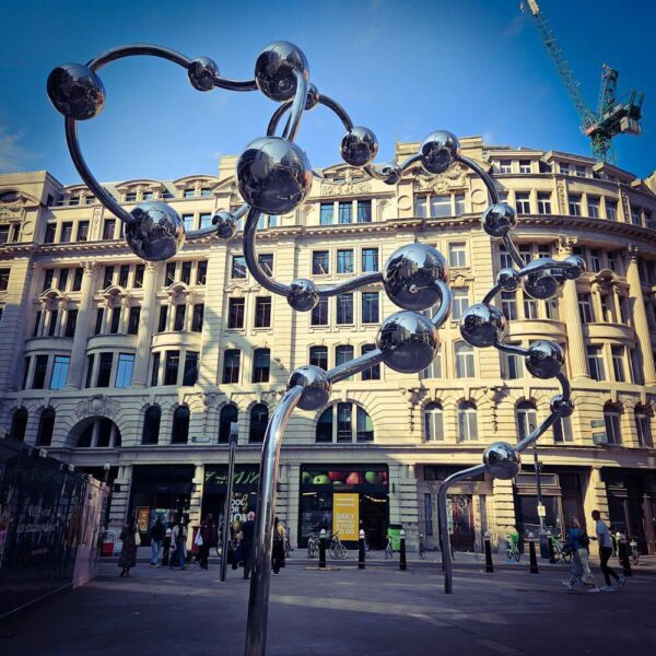 London 2024 Yayoi Kusama Liverpool Street Station Kunst