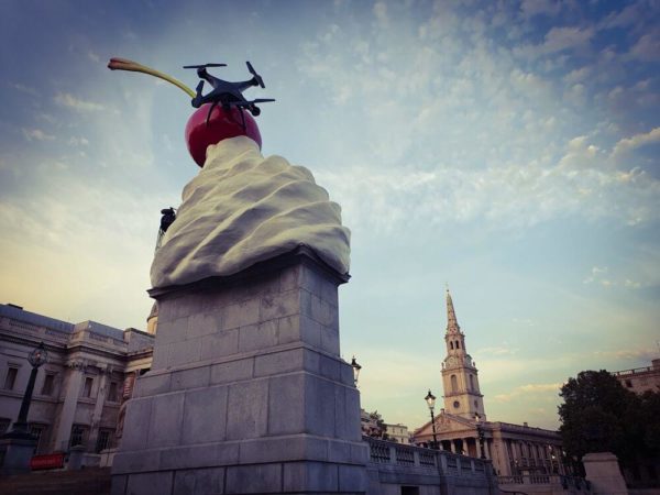 London 4th Plinth Trafalgar Square Sahneklecks Kirsche Fliege Drone