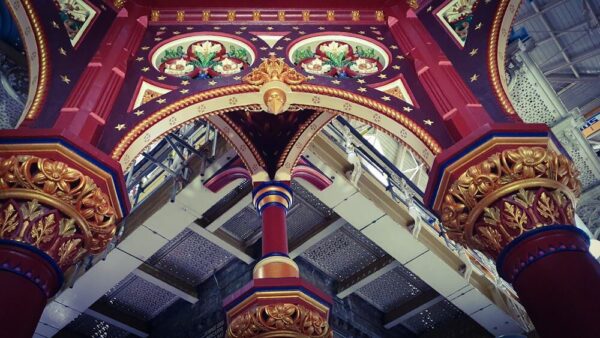 London Abbey Mills Kläranlage Innendekoration Säulen Blumenornamente