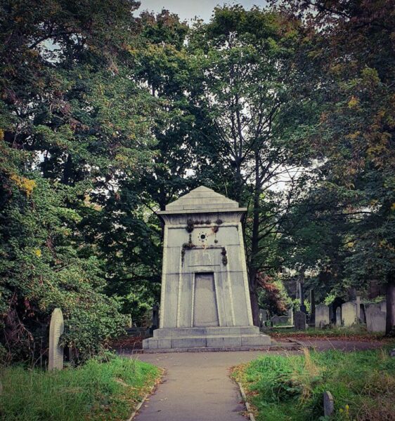 London Brompton Cemetery Grab Hannah Courtoy Tardis Zeitreisemaschine