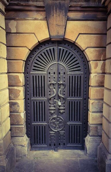 London Brompton Cemetery Katakomben Eingangstor Schlange Fackel