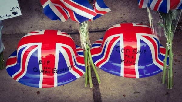 London Buckingham Palace Queen Tribute Union Flag Hats