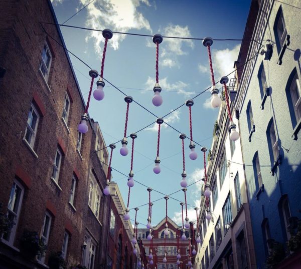 London Carnaby Street Glühbirnen Bulbs Ganton Street tagsüber