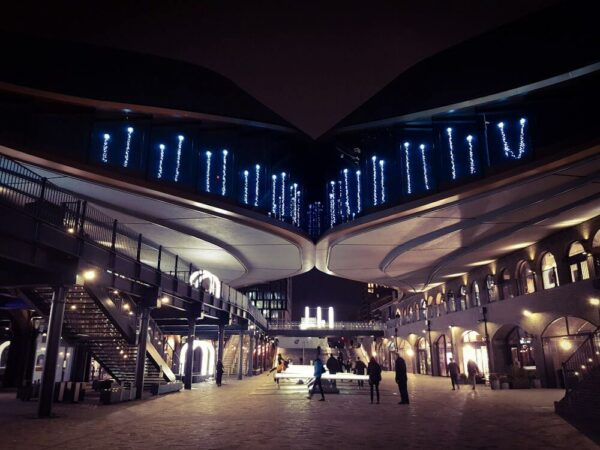 London Coal Drop Yards Eingang Nacht