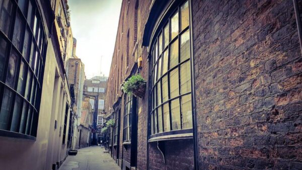 London Covent Garden Goodwin's Court Diagaon Alley Fenster Bulls Eye