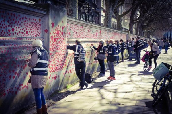 London Covid Memorial Wall Menschen malen Herzen