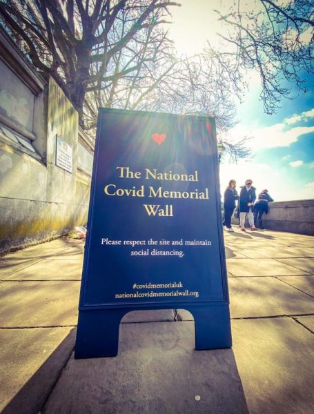 London Covid Memorial Wall Schild