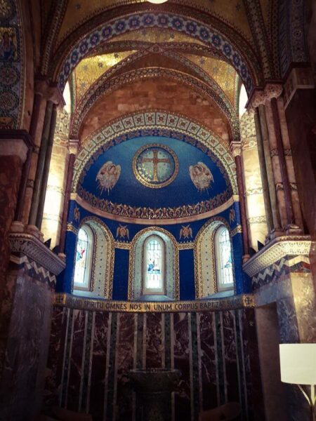 London Fitzrovia Chapel blaue Seitenkapelle