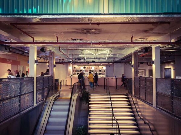 London Food Hall Markthalle West End Rolltreppe Eingang
