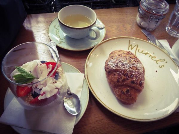 London Frühstück Muriels Kitchen South Kensington Almond Croissant
