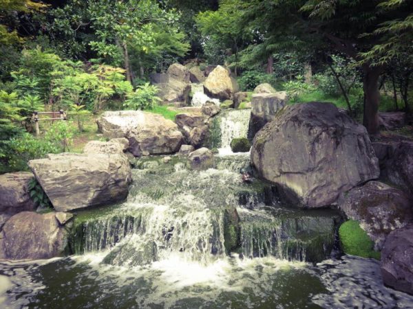 London Gärten Holland Park Kyoto Garden Wasserfall