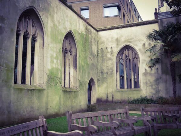 London Garten Ruine Kirche St Dunstan in the East Kirchenwand Bänke