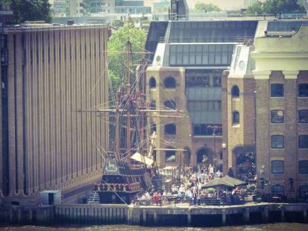 London Golden Hinde Piratenschiff Southwark Drake Sicht Nordufer Themse