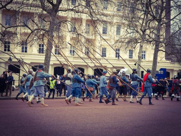 London King's Army March Charles III Prozession Soldaten blaue Kleidung