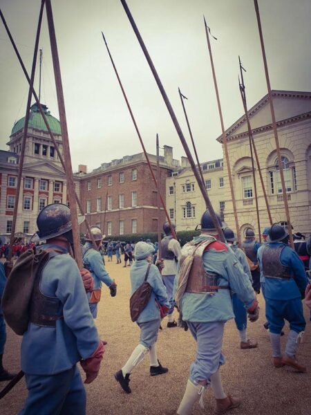 London King's Army March Charles III Prozession Soldaten blaue Kleidung Lanzen