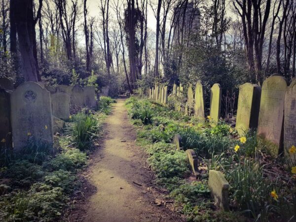 London Magnificent Seven Tower Hamlets Cemetery Park Weg zwischen Gräbern