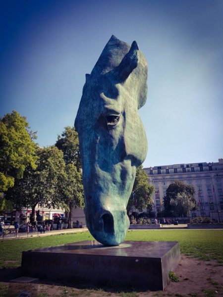 London Marble Arch Statue Pferdekopf Still Water Nic Fiddian-Green