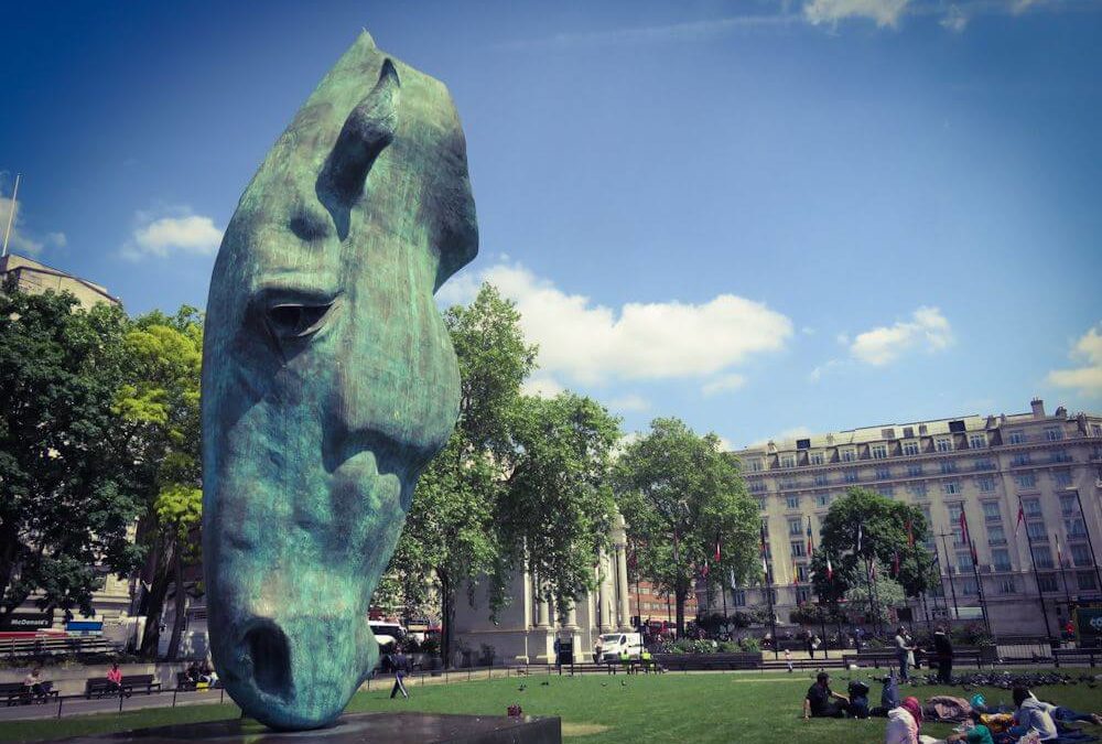 London Marble Arch Statue Pferdekopf Still Water Nic Fiddian-Green quer