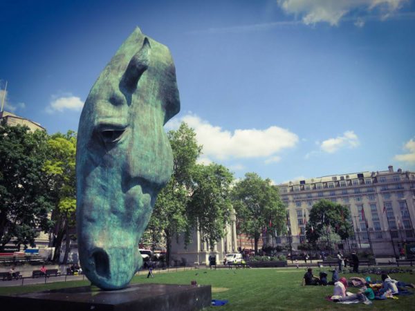 London Marble Arch Statue Pferdekopf Still Water Nic Fiddian-Green quer