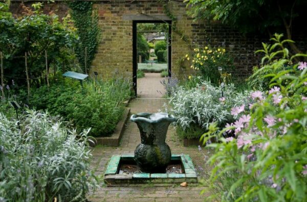 London Museum of the Home walled herb garden (c) Jayne Lloyd
