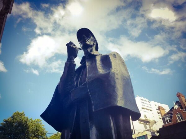 London Sherlock Holmes Statue Baker Street Station quer