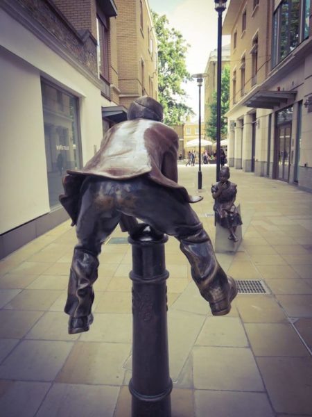 London Sloane Square Duke of York Square Statue Hüpfender Junge Denkendes Mädchen My Children