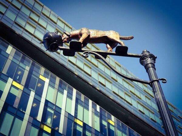 London Southwark Station Statue Hund leckt Topf aus