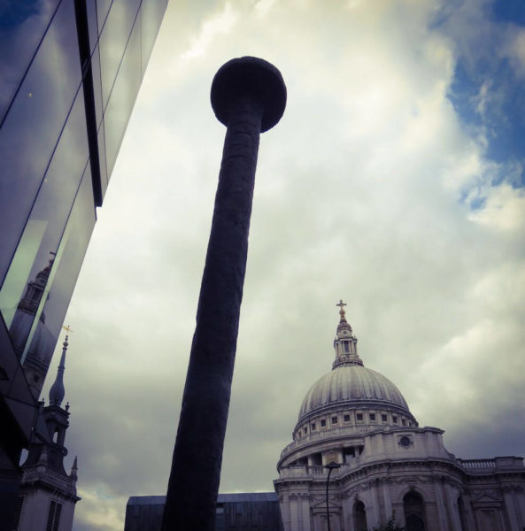 London St Paul's One New Change Nagel Skulptur Nail Gavin Turk