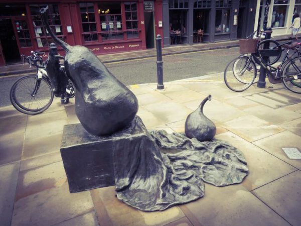 London Statue Old Spitalfields Market A pear and a fig Ali Grant Birne Feige