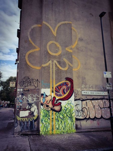 London Street Art Banksy Pollard Street gelbe Blume 2