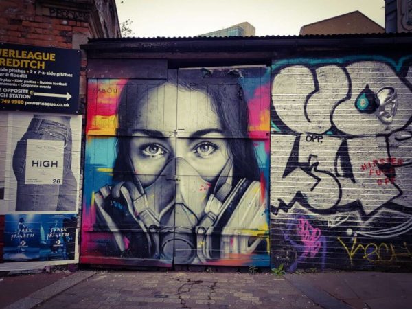 London Street Artist Zabou Frauenkopf Atemmaske Brick Lane