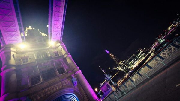 London Tower Bridge lila Tribute Queen Elizabeth