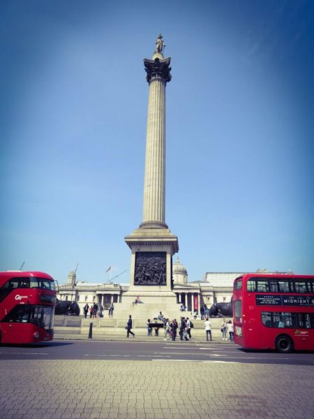 London Trafalgar Square Nelson's Column rote Busse
