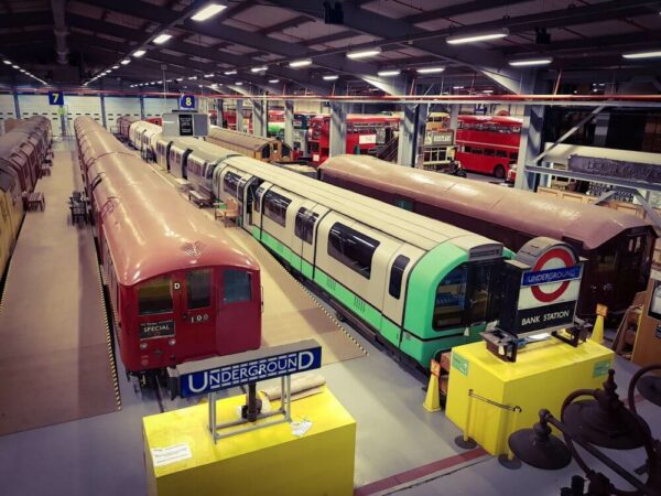 London Tube Transport Acton Depot Züge_edited