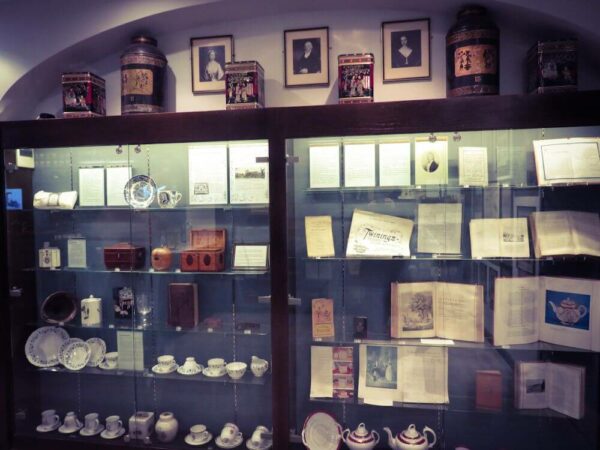 London Twinings Teeladen Teemuseum Exponate Geschirr