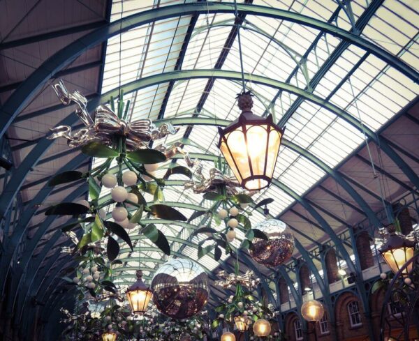London Vorweihnachtszeit Covent Garden Markthalle Mistelzweige Lampen Close Up Lampe