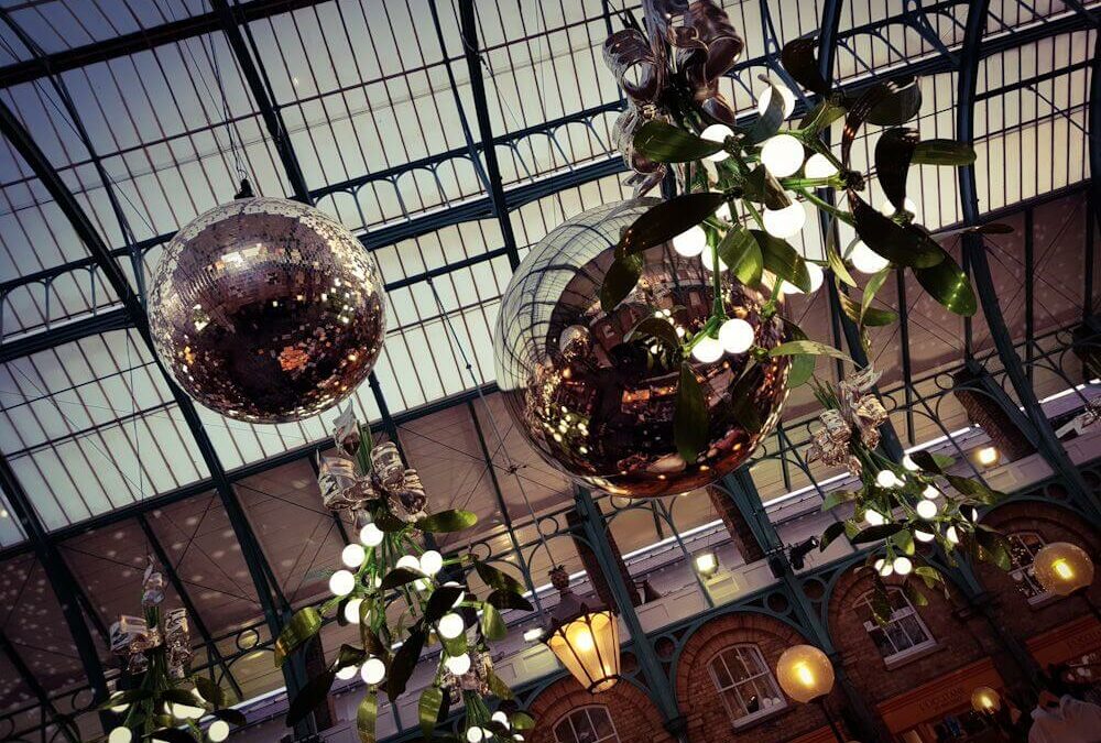 London Vorweihnachtszeit Covent Garden Markthalle Mistelzweige Lampen Diskokugel