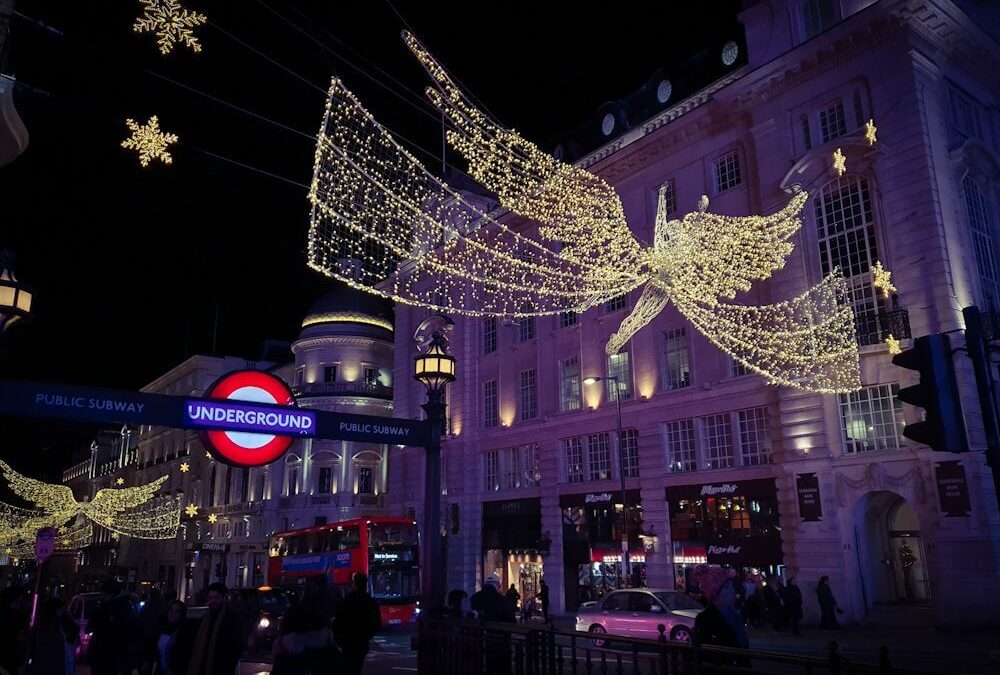 London Vorweihnachtszeit Regents Street Engel Beleuchtung Tube