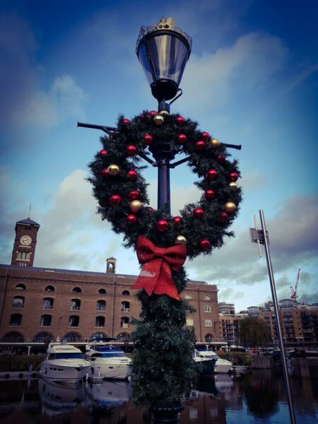 London Vorweihnachtszeit St Katherine's Dock Weihnachtskranz
