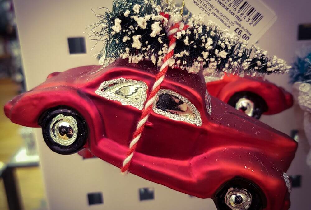 London Weihnachten Kugeln Trends Rotes Auto