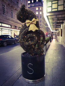 London Weihnachtsbeleuchtung Kaspar Savoy Hotel